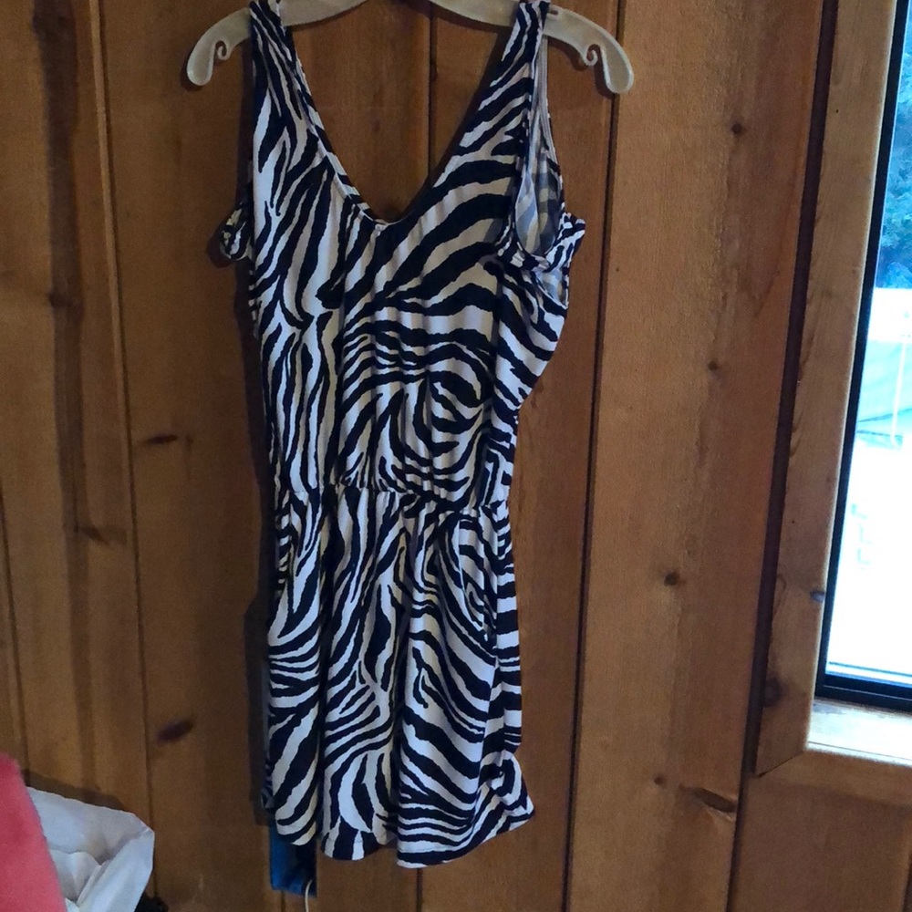 EUC Lucy Love cold shoulder dress navy/white
